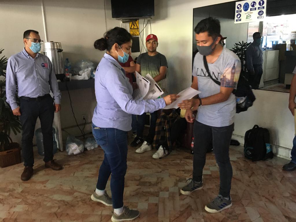 Tras fraude, regresan 21 de los guanajuatenses varados en Tijuana. Foto: Dany Béjar.