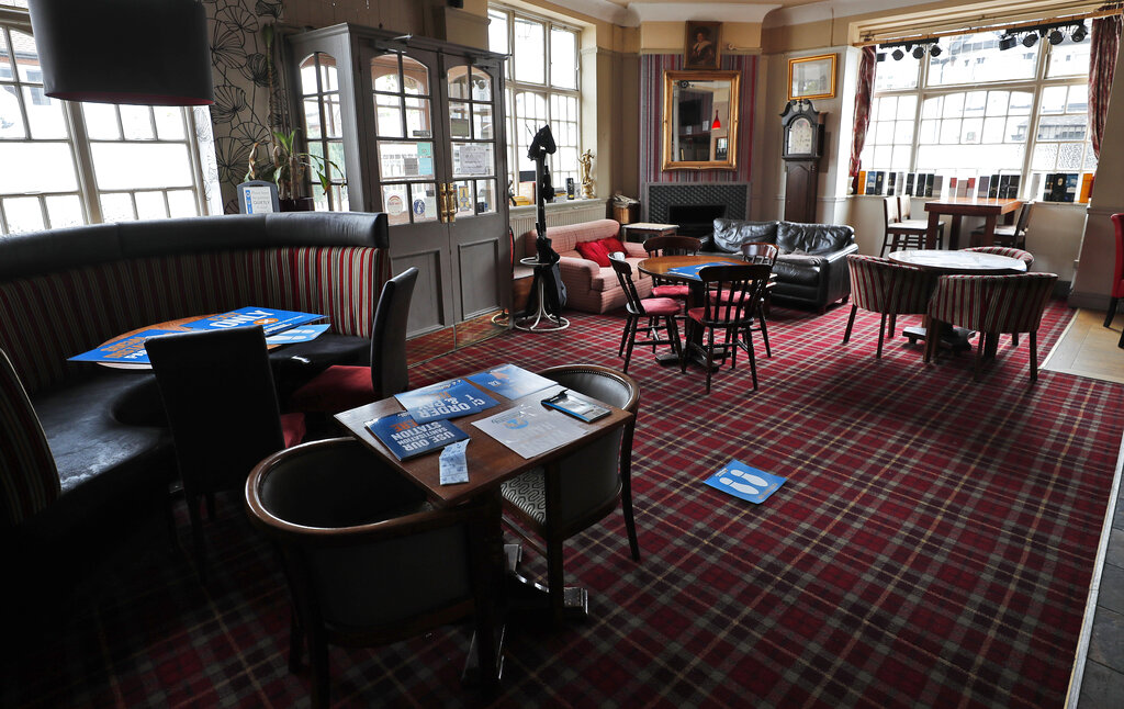 Pubs reabren en Inglaterra ante coronavirus. (AP)