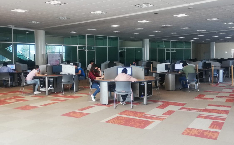 UAdeC Unidad Torreón habilitó diferentes espacios de cómputo para que aspirantes puedan contestar su examen de admisión en línea. (Claudia Luévano)
