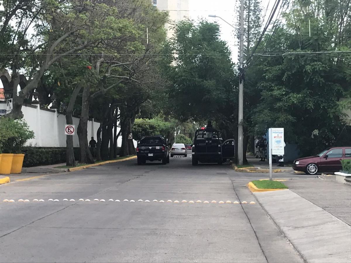 Los uniformados se ubican sobre Ontario, en la colonia Circunvalación Vallarta. (Elsa Martha Gutiérrez)