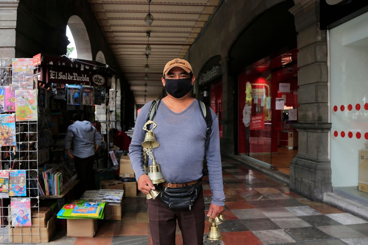 Alejandro López ha tenido que venir a Puebla a probar suerte ante la inseguridad en su tierra y la pandemia. (Andrés Lobato)