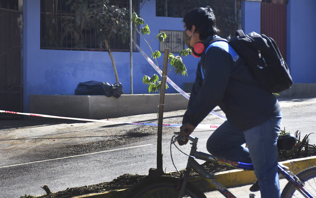 Uno de los cuerpos hallados en Cochabamba, Bolivia; presuntamente muerto por covid-19. (AP)
