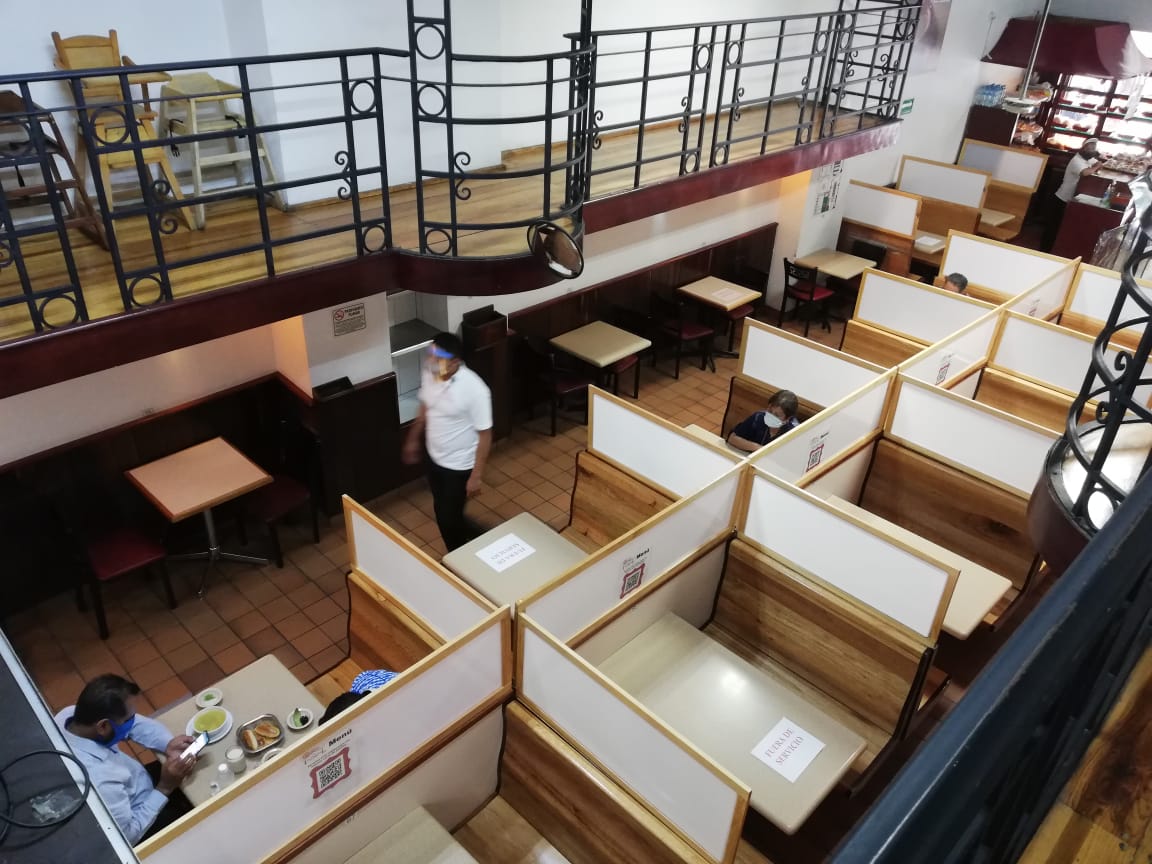 Las medidas en los restaurantes permanecerán hasta que la CdMx pase a semáforo verde. (Javier Ríos)