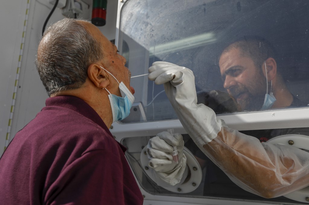 La OMS ha dicho que el coronavirus se propaga, principalmente, de persona a persona, cuando un enfermo de coronavirus tose, estornuda o habla. (AFP)