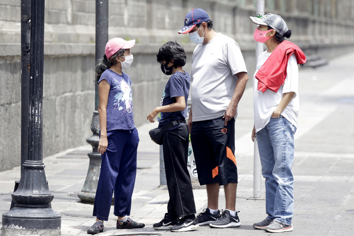 Padres rompen confinamiento y salen a diversos parque con sus hijos en Puebla. (Agencia Enfoque)