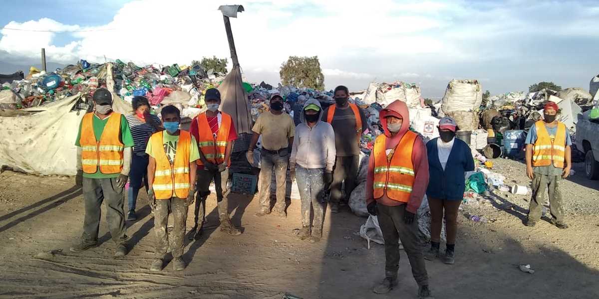 Pepenadores del relleno sanitario del Huixmí en Pachuca. (Cortesía)