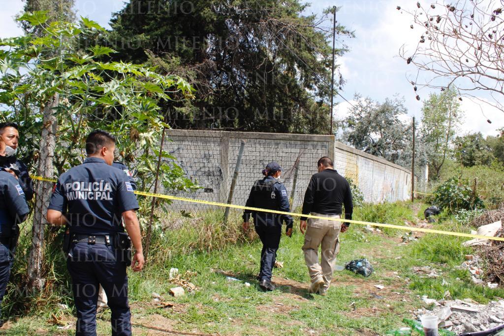 Policías municipales acordonaron con cintas la barranca donde la víctima se quitó la vida. (Andrés Sánchez)