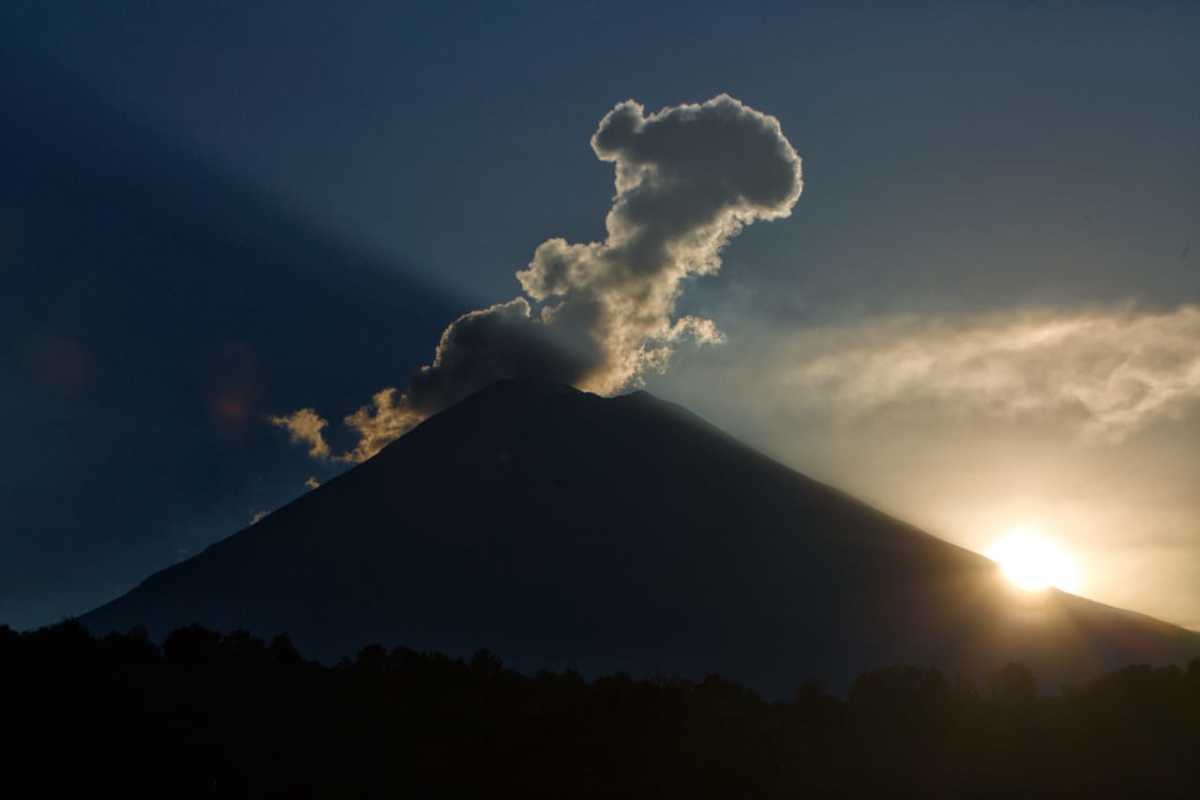 San Pedro Atlixco, Puebla. El sol se oculta detrás del Popocatépetl mientras emite una fumarola. (Andrés Lobato)