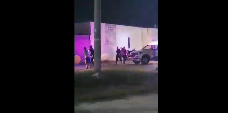 Los vecinos denunciaron el abuso de autoridad por parte de la policía de Ciénega de Flores. Foto: Especial.