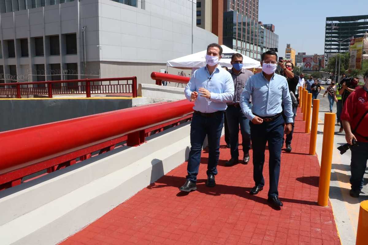 El alcalde Adrián de la Garza en la rehabilitación del Puente Cuauhtémoc. Foto: Leonel Rocha.