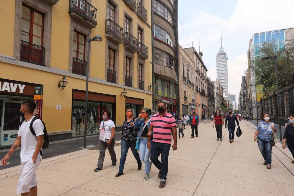 En caso de que un cliente no porte cubrebocas, los comercios deberán de proveer uno | Javier Ríos