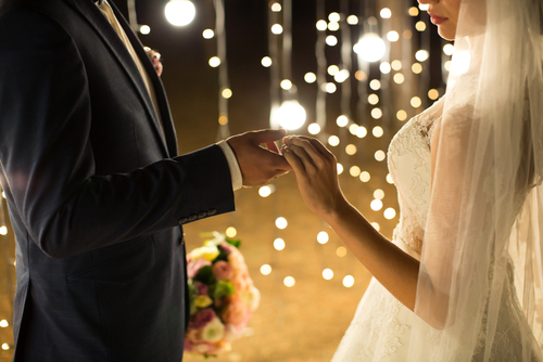 Hacen boda masiva y termina mal por coronavirus. (Shutterstock)