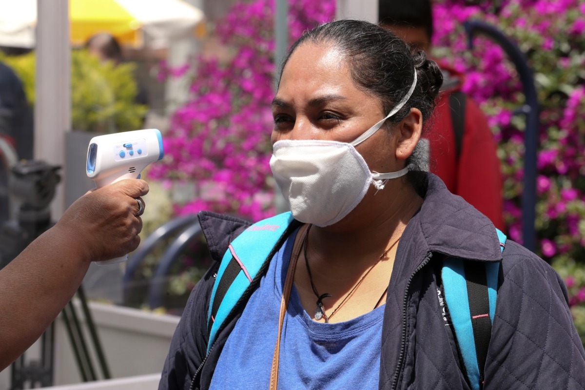 Al ingresar al módulo, personal de la alcaldía debe tomar la temperatura y brindar gel antibacterial. (Octavio Hoyos)
