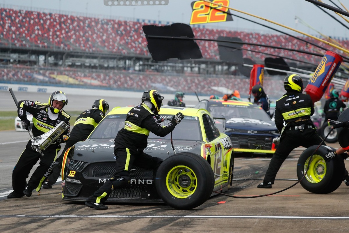 Mécanico de la NASCAR es atropellado en plena carrera (AP)