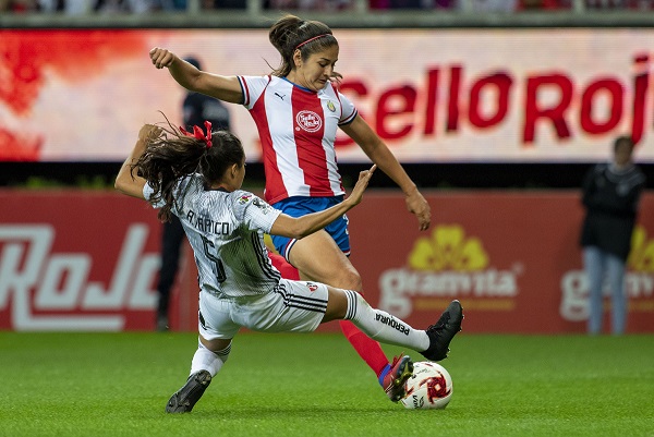 Yashira Barrientos durante un juego ante Atlas (Mexsport)