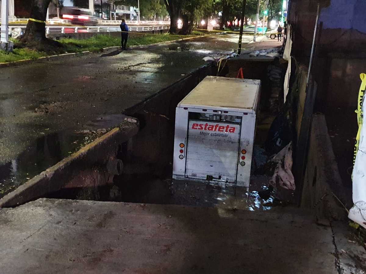 El camión de mensajería quedó en el socavón sobre la avenida López Mateos (Juan Carlos Munguía)