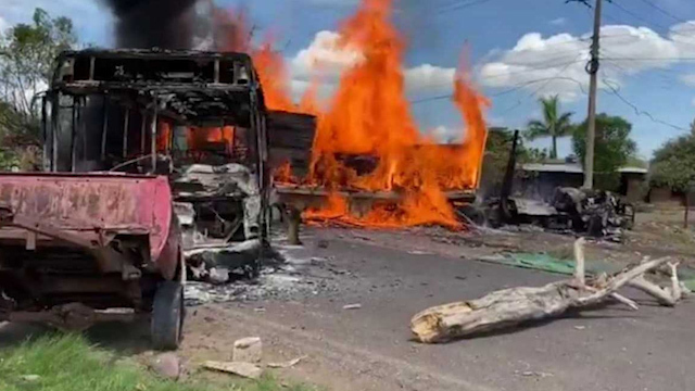Enfrentamiento deja tres vehículos incendiados en carretera de Michoacán