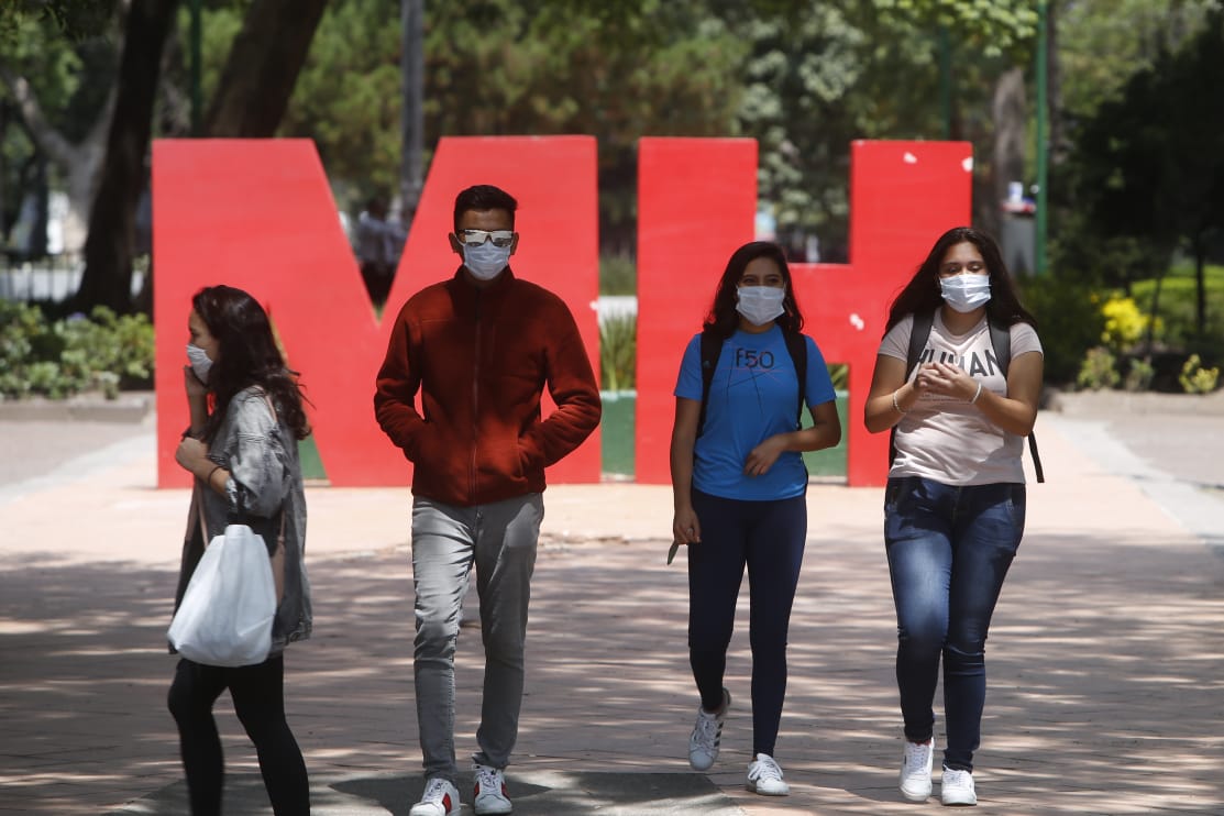 Un grupo de jóvenes camina en la alcaldía Miguel Hidalgo durante la nueva normalidad en CdMx. (Ariana Pérez)