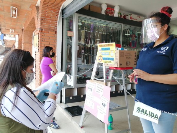 Personal de la Magdalena Contreras realiza recorridos por comercios para verificar que cumplan con las medidas sanitarias.