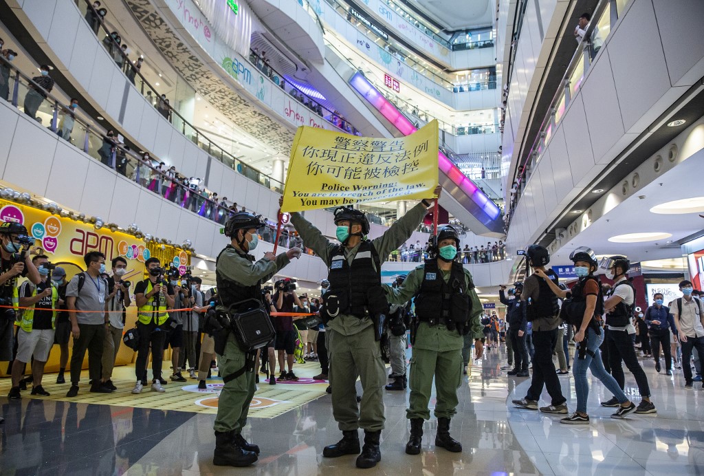 Policías de Hong Kong han respaldado la Ley de Seguridad en la región contra las protestas por injerencia de China. (AFP)