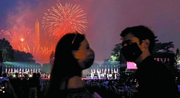 Trump organizó un festejo del 4 de julio en la Casa Blanca, donde hubo invitados pese a la crisis. Carlos Barria/Reuters