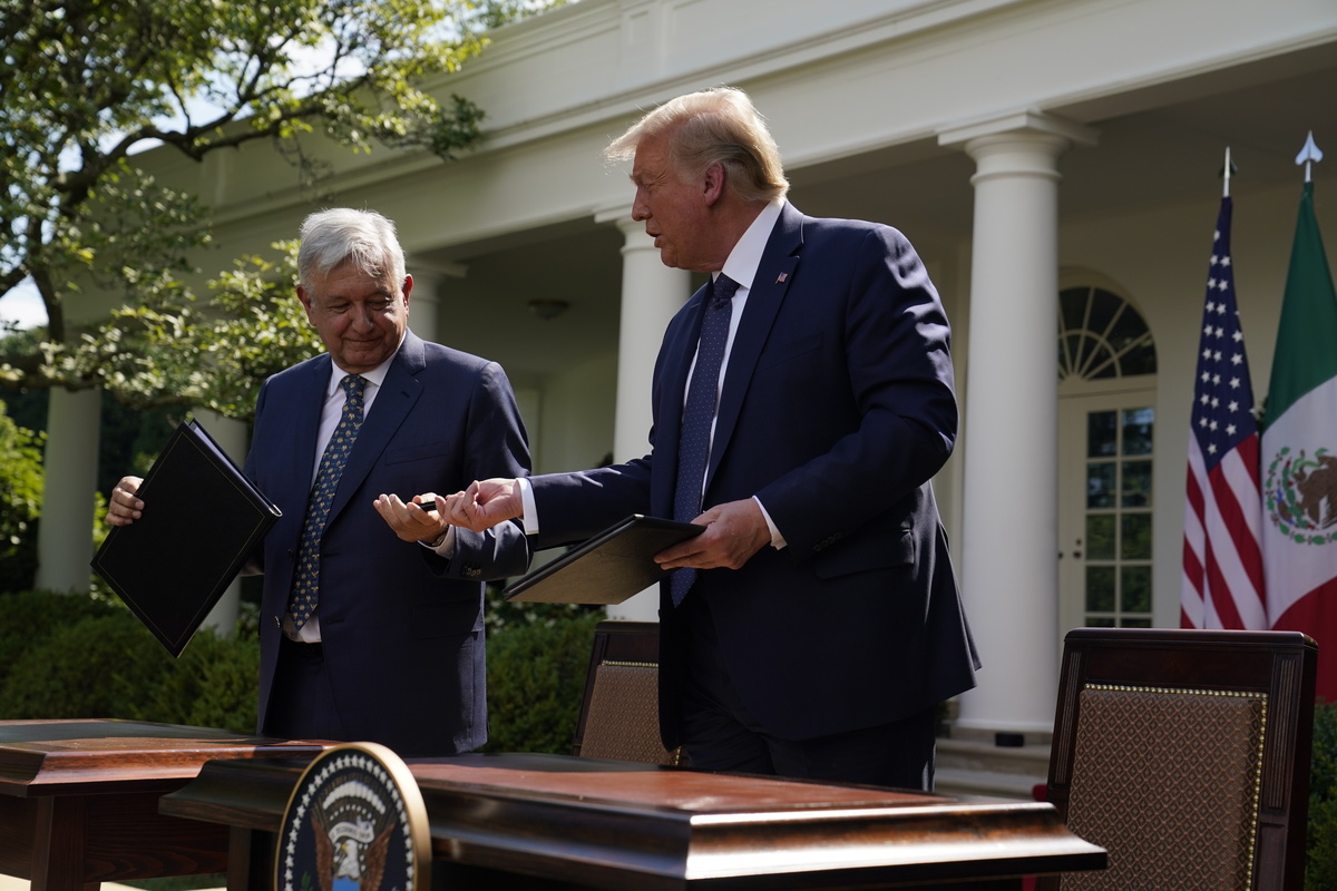 Andrés Manuel López Obrador y Donald Trump firman declaración de gobiernos. (AP)