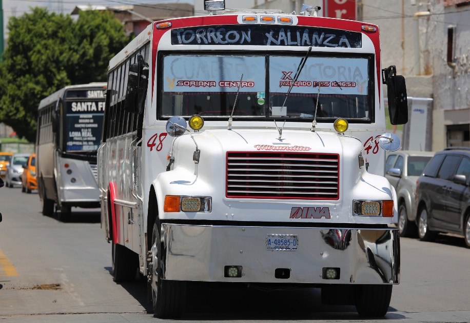 Choferes y concesionarios del Transporte Suburbano en Torreón comienzan a bajar la guardia. (Mauricio Román)