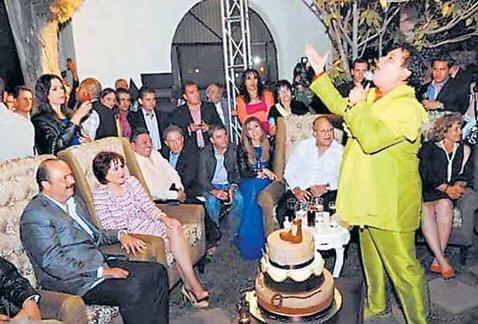 Fotografía del 14 de abril de 2013, en el Palacio de Gobierno de Chihuahua, donde Juan Gabriel le cantó Las Mañanitas a César Duarte.
