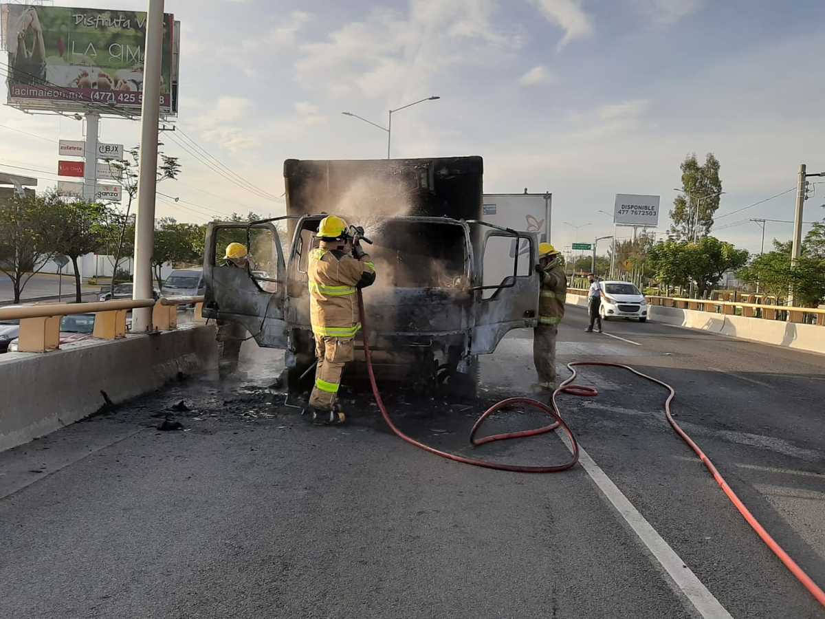 Se incendia camión de lacteos sobre el Puente Ibarrilla, en León. Foto: Jannet Ruiz.