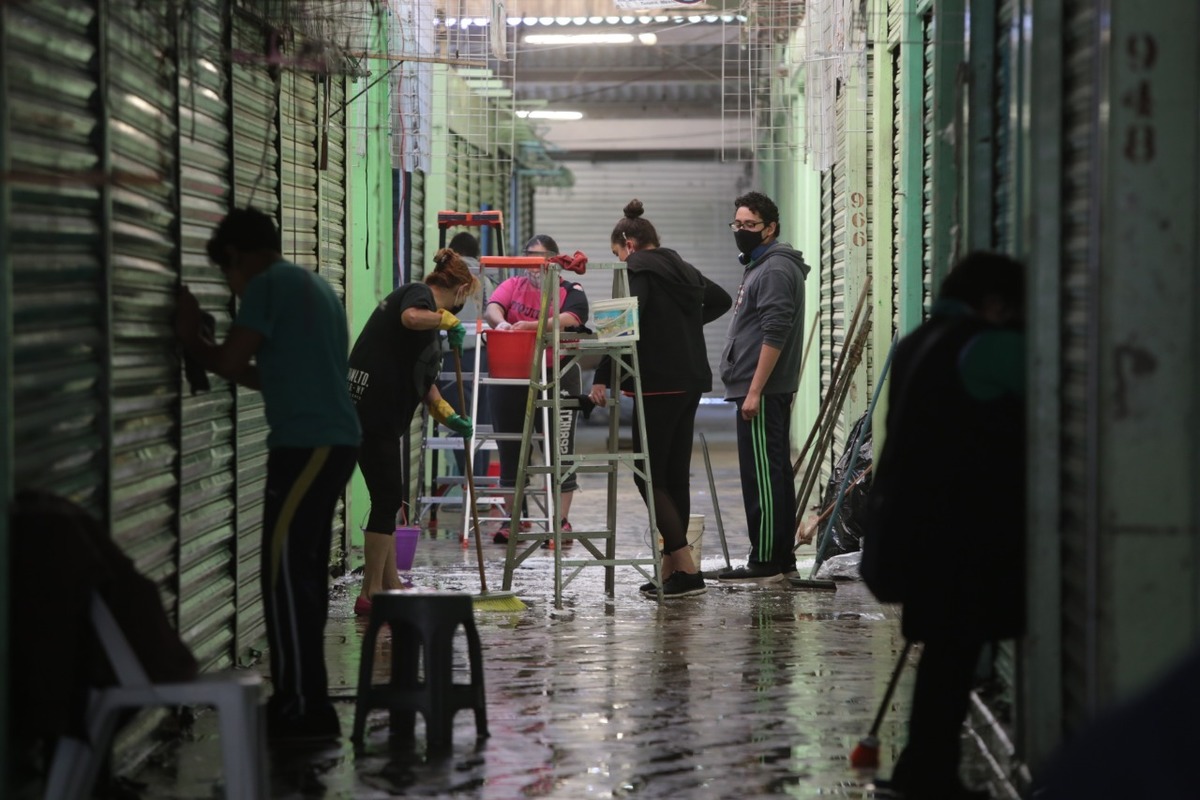Tendrán que lavar el tianguis antes de comenzar a brindar servicios. (Tania Contreras)