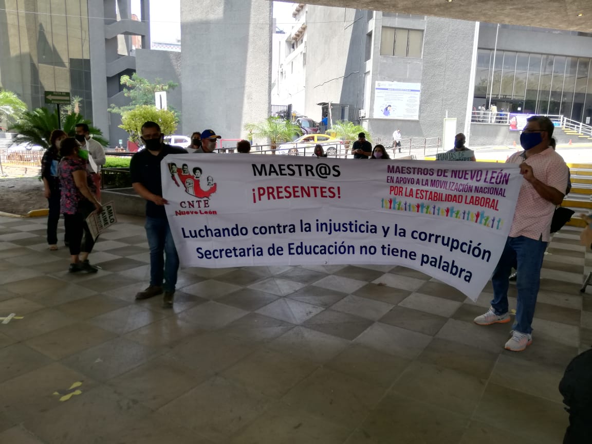 Los maestros acudieron al Congreso para protestar contra la reforma. Foto: Orlando Maldonado.