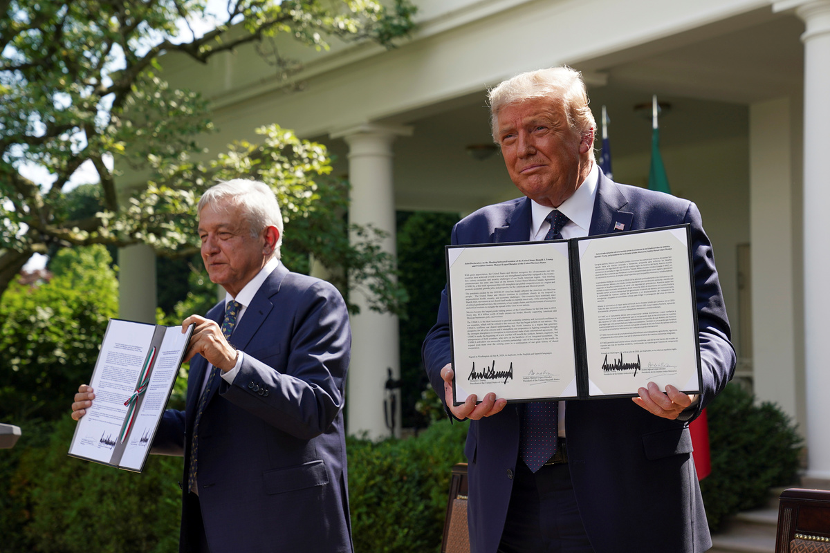 El presidente López Obrador y Donald Trump después de firmar la declaratoria conjunta (Reuters)