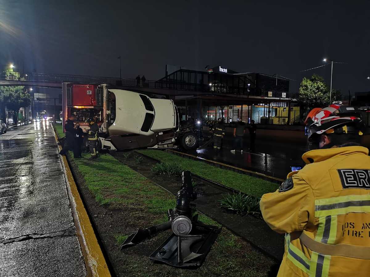 El tráiler se accidentó en los carriles centrales de Circuito Interior. | Alejandro González