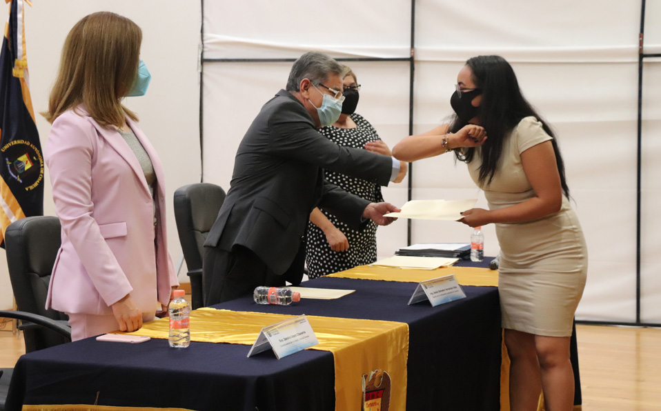 Se hizo entrega  de diplomas a los alumnos presentes por su aprovechamiento académico. (Cortesía)