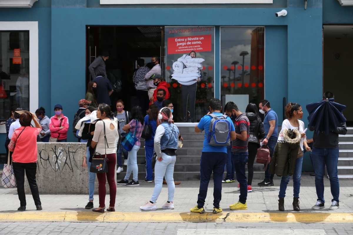 Estudiantes hacen largas filas durante la contingencia para pagar la inscripción de la UAEH. (Jorge Sánchez)