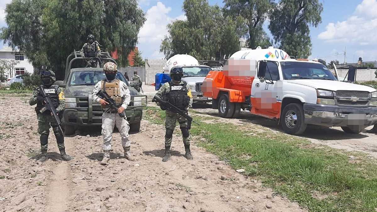La Sedena aseguró casi 2 mil 500 litros de hidrocarburo./ Especial