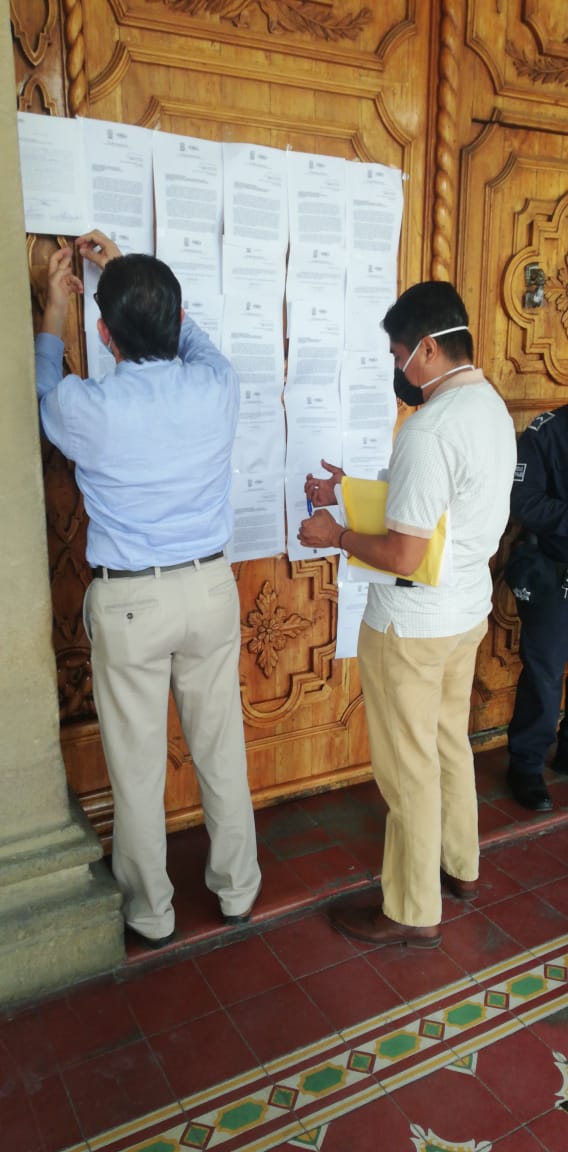 Trabajadores del Congreso del Estado, llegaron al Palacio Municipal para dar aviso de la situación jurídica. (Apolonia Amayo)