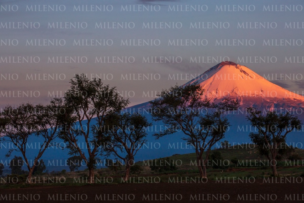 Así amanecieron hoy los volcanes, tras las fuertes lluvias de ayer y la baja temperatura registrada en el valle de Puebla. (Andrés Lobato)