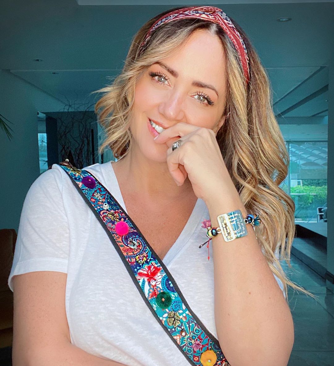 Conductor de 'VLA' manda obsequio a Andrea Legarreta (Instagram).