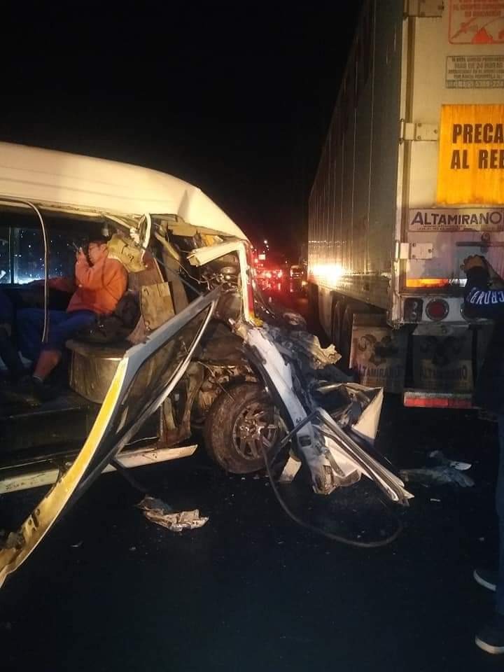El operador de la combi huyó del sitio.