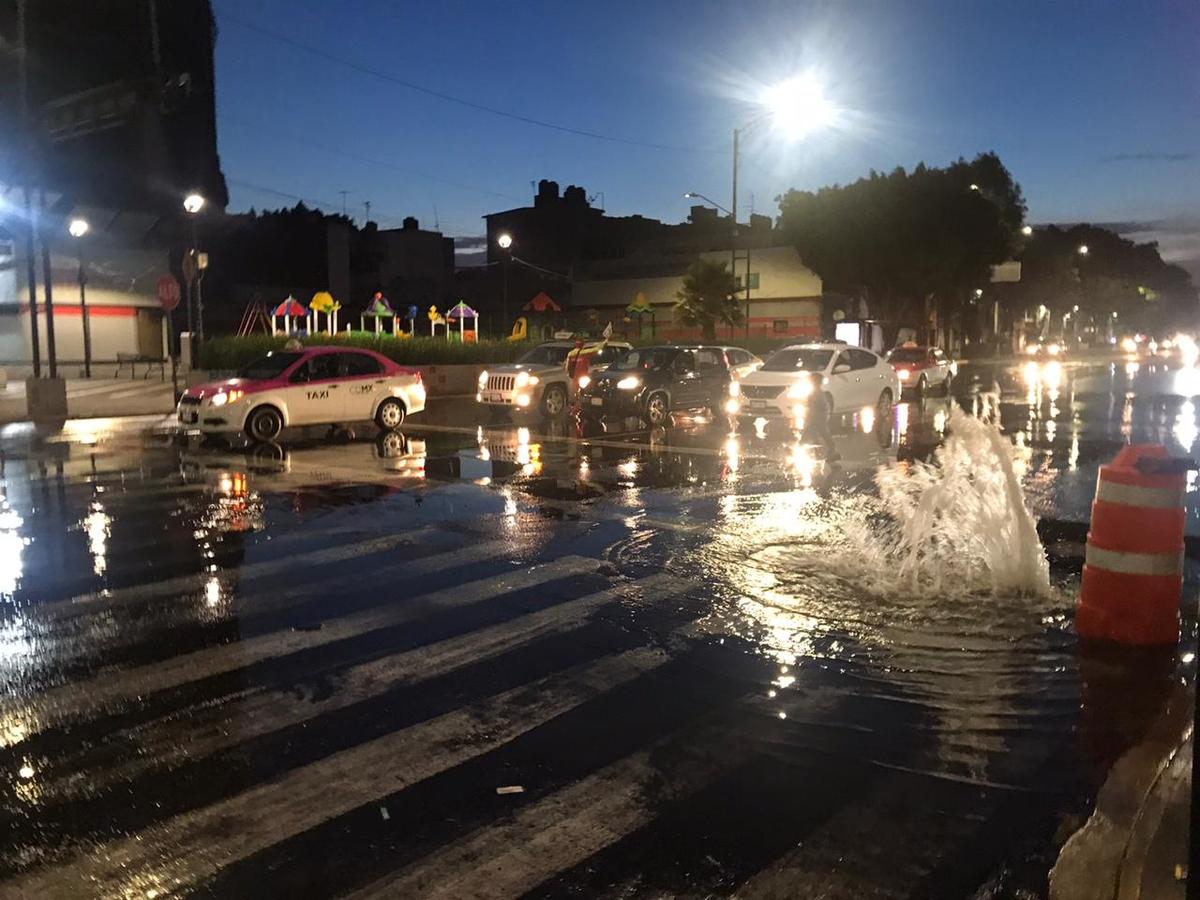 La fuga de agua inundó el cruce de Eje Central y Eje 3 Sur. | Jorge Becerril