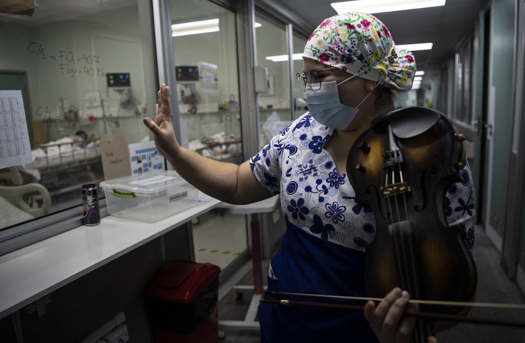 Después de su jornada laboral, Damaris Silva tocaba el violín para sus pacientes y colegas. (AFP)