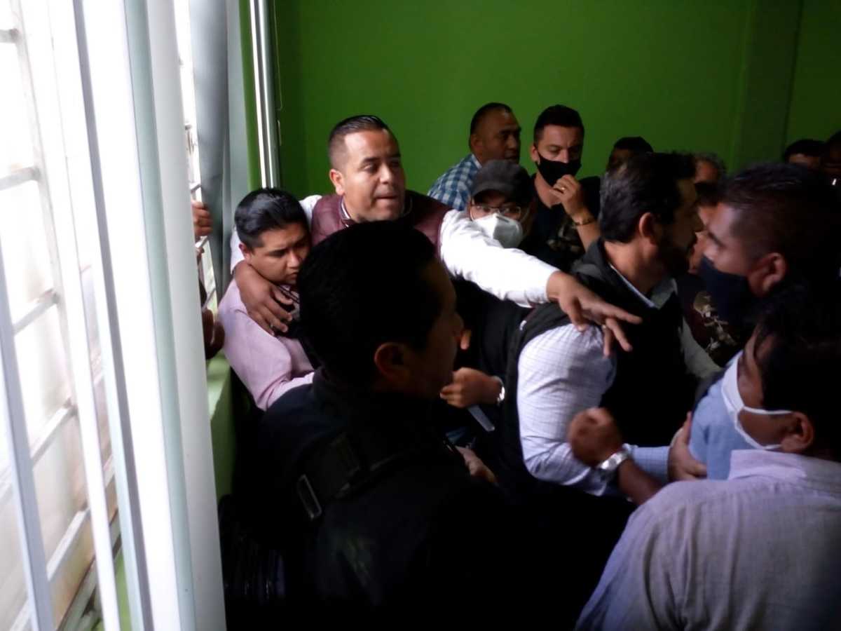 Al lugar llegaron al menos 15 efectivos ministeriales portando armas largas.