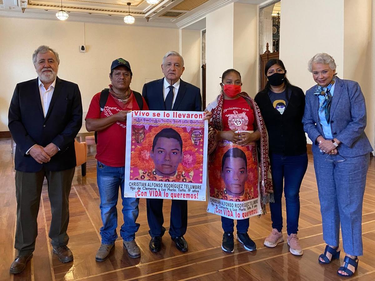 Padres de los 43 normalistas de Ayotzinapa desaparecidos sostuvieron una reunión hoy con el presidente Andrés Manuel López Obrador. (Melissa del Pozo)