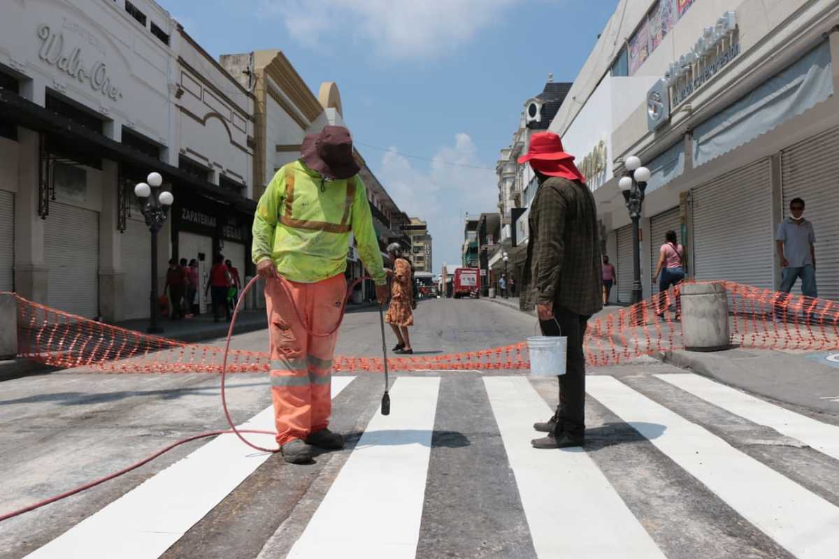Pintan pasos peatonales ubicados en las principales calles (Cortesía)