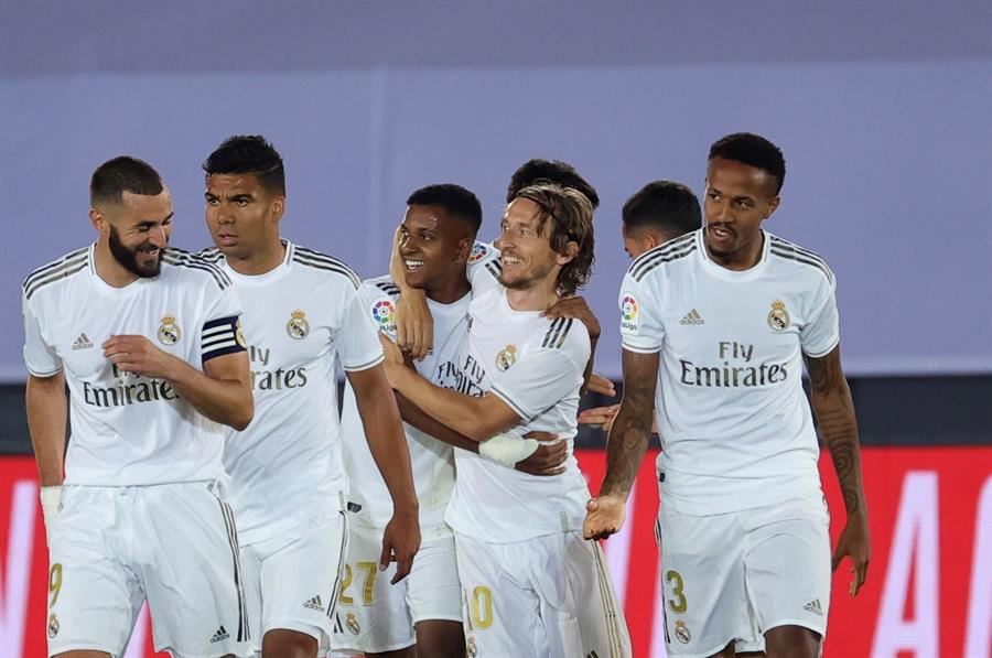 Real Madrid venció 2-0 al Alavés (EFE)