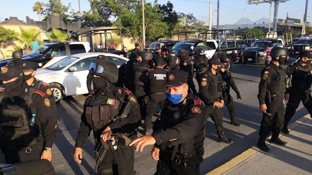 Reportan riña tras operativo de taxis 'piratas' en Nuevo León