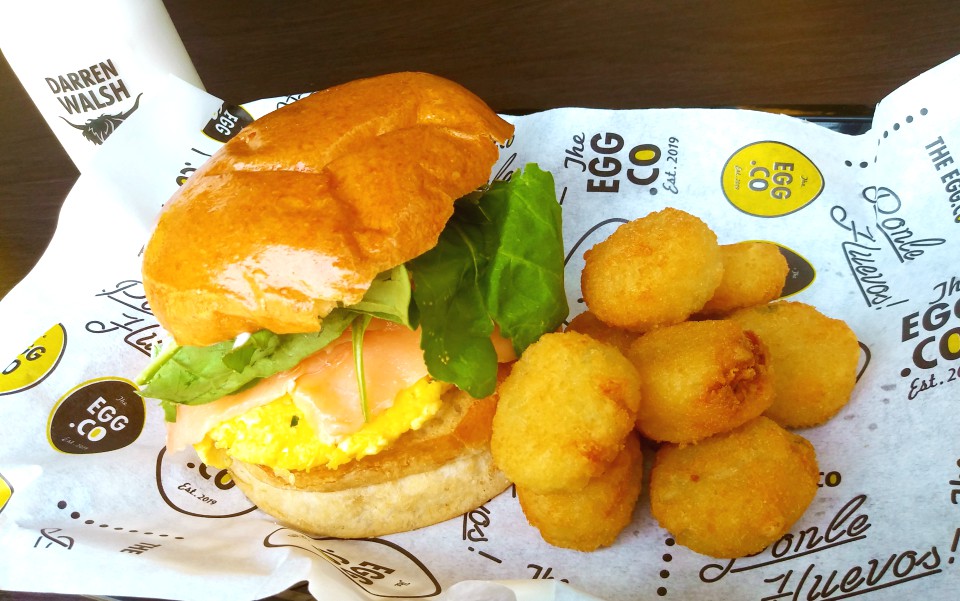 El sandwich de salmón ahumado que lleva huevos revueltos, arúgula, queso de cabra, alioli de salsa tartara con cebolla (Luis Addams Torres)