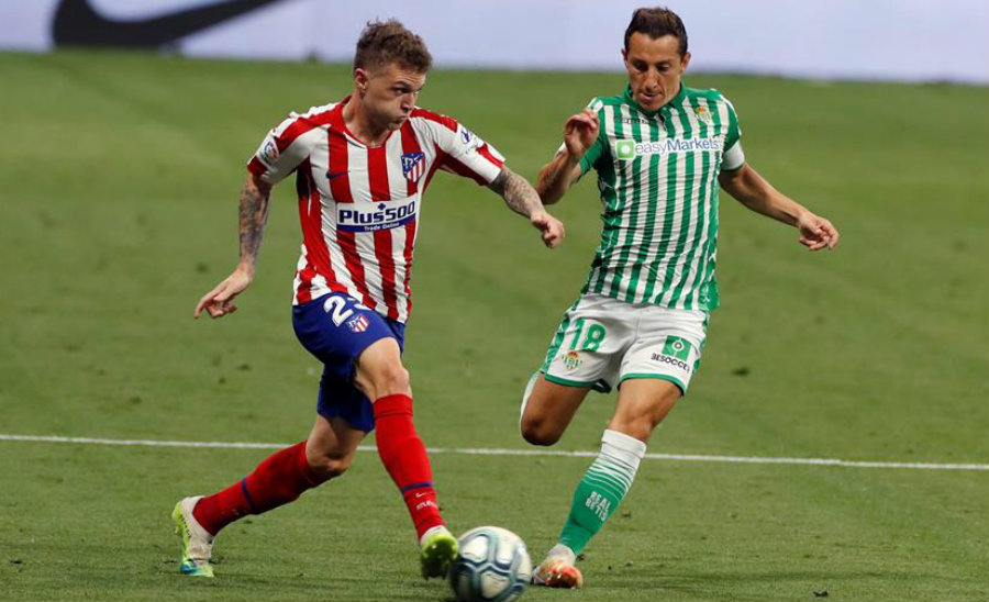 Andrés Guardado durante el duelo ante Atlético de Madrid (EFE)