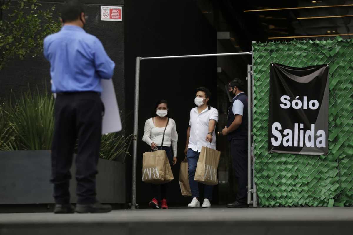Con bolsas de ropa, clientes salen de Parque Delta / Omar Franco